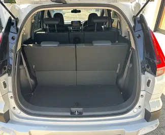 Wnętrze Mitsubishi Xpander Cross do wynajęcia w Tajlandii. Doskonały samochód 7-osobowy. ✓ Skrzynia Automatyczna.