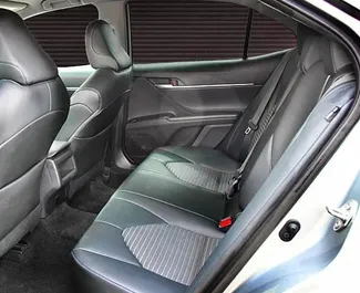 Toyota Camry – samochód kategorii Komfort na wynajem w Armenii ✓ Depozyt 400 USD ✓ Ubezpieczenie: OC, CDW, SCDW, Pasażerowie, Od Kradzieży, Zagranica.