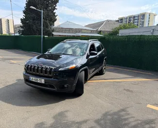 Wynajmij Jeep Cherokee 2016 w Gruzji. Paliwo: Benzyna. Moc: 272 KM ➤ Koszt od 110 GEL za dobę.