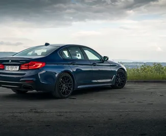 Wynajmij BMW 5-Series 2019 w Gruzji. Paliwo: Benzyna. Moc: 530 KM ➤ Koszt od 250 GEL za dobę.
