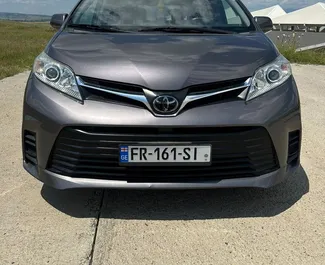 Wnętrze Toyota Sienna do wynajęcia w Gruzji. Doskonały samochód 7-osobowy. ✓ Skrzynia Automatyczna.