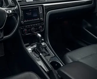 Wynajmij Volkswagen Passat 2018 w Gruzji. Paliwo: Benzyna. Moc: 180 KM ➤ Koszt od 95 GEL za dobę.
