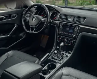 Volkswagen Passat 2018 do wynajęcia w Tbilisi. Limit przebiegu 150 km/dzień.