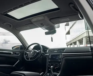 Wnętrze Volkswagen Passat do wynajęcia w Gruzji. Doskonały samochód 5-osobowy. ✓ Skrzynia Automatyczna.