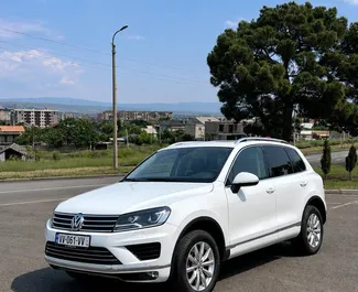Volkswagen Touareg – samochód kategorii Komfort, Premium, SUV na wynajem w Gruzji ✓ Bez Depozytu ✓ Ubezpieczenie: OC, SCDW, FDW, Pasażerowie, Od Kradzieży, Bez Depozytu.