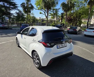 Wynajmij Toyota Yaris 2023 w Gruzji. Paliwo: Hybryda. Moc: 115 KM ➤ Koszt od 110 GEL za dobę.