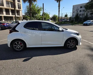 Toyota Yaris – samochód kategorii Ekonomiczny, Komfort na wynajem w Gruzji ✓ Bez Depozytu ✓ Ubezpieczenie: OC, SCDW, Pasażerowie, Od Kradzieży, Bez Depozytu.