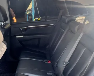 Wnętrze Hyundai Santa Fe do wynajęcia w Albanii. Doskonały samochód 7-osobowy. ✓ Skrzynia Automatyczna.