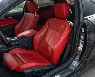 Wnętrze BMW 428i Gran Coupe do wynajęcia w Gruzji. Doskonały samochód 4-osobowy. ✓ Skrzynia Automatyczna.