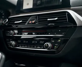 Wnętrze BMW 5-Series do wynajęcia w Gruzji. Doskonały samochód 5-osobowy. ✓ Skrzynia Automatyczna.