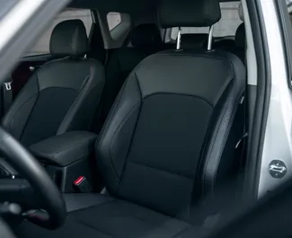 Wnętrze Kia Soul do wynajęcia w Gruzji. Doskonały samochód 5-osobowy. ✓ Skrzynia Automatyczna.