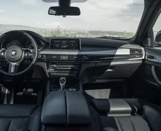 Wnętrze BMW X6 do wynajęcia w Gruzji. Doskonały samochód 5-osobowy. ✓ Skrzynia Automatyczna.