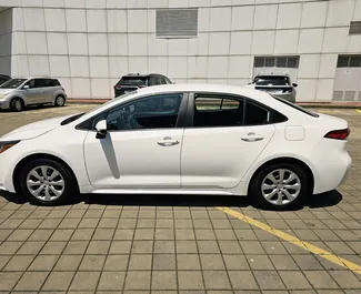 Wynajmij Toyota Corolla Sedan 2020 w Gruzji. Paliwo: Benzyna. Moc: 139 KM ➤ Koszt od 100 GEL za dobę.