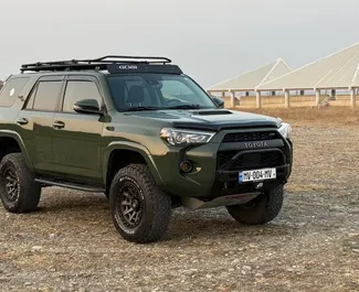 Wnętrze Toyota 4 Runner do wynajęcia w Gruzji. Doskonały samochód 5-osobowy. ✓ Skrzynia Automatyczna.