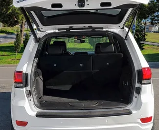 Wnętrze Jeep Grand Cherokee do wynajęcia w Gruzji. Doskonały samochód 5-osobowy. ✓ Skrzynia Automatyczna.