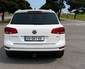 Wynajmij Volkswagen Touareg 2018 w Gruzji. Paliwo: Benzyna. Moc: 300 KM ➤ Koszt od 125 GEL za dobę.