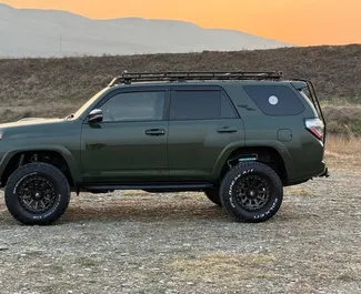Wynajmij Toyota 4 Runner 2024 w Gruzji. Paliwo: Benzyna. Moc: 270 KM ➤ Koszt od 400 GEL za dobę.