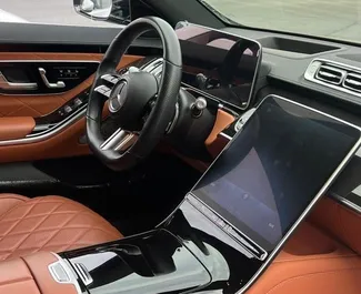Wynajmij Mercedes-Benz S500 2022 w Azerbejdżanie. Paliwo: Benzyna. Moc:  KM ➤ Koszt od 1020 AZN za dobę.