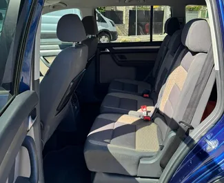 Volkswagen Touran 2010 do wynajęcia w Tiranie. Limit przebiegu nieograniczony.