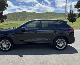 Porsche Cayenne 2016 do wynajęcia w Tbilisi. Limit przebiegu 250 km/dzień.
