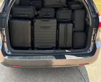 Wynajmij Toyota Sienna 2019 w Gruzji. Paliwo: Benzyna. Moc: 296 KM ➤ Koszt od 120 GEL za dobę.
