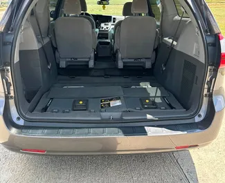 Toyota Sienna – samochód kategorii Komfort, Minivan na wynajem w Gruzji ✓ Bez Depozytu ✓ Ubezpieczenie: OC, SCDW, FDW, Pasażerowie, Od Kradzieży, Bez Depozytu.