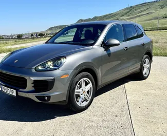 Porsche Cayenne 2018 do wynajęcia w Tbilisi. Limit przebiegu 250 km/dzień.