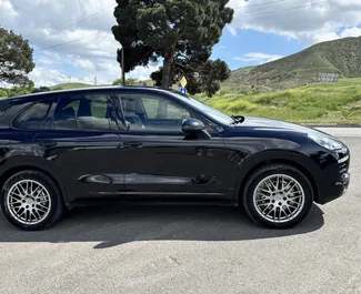 Wnętrze Porsche Cayenne do wynajęcia w Gruzji. Doskonały samochód 5-osobowy. ✓ Skrzynia Automatyczna.