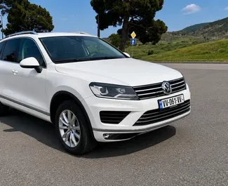 Wnętrze Volkswagen Touareg do wynajęcia w Gruzji. Doskonały samochód 5-osobowy. ✓ Skrzynia Automatyczna.