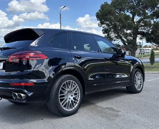 Wynajmij Porsche Cayenne 2016 w Gruzji. Paliwo: Benzyna. Moc: 300 KM ➤ Koszt od 190 GEL za dobę.