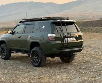 Toyota 4 Runner 2024 do wynajęcia w Tbilisi. Limit przebiegu 250 km/dzień.