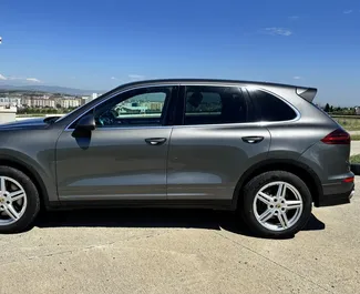 Wnętrze Porsche Cayenne do wynajęcia w Gruzji. Doskonały samochód 5-osobowy. ✓ Skrzynia Automatyczna.