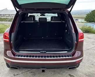 Wnętrze Volkswagen Touareg do wynajęcia w Gruzji. Doskonały samochód 5-osobowy. ✓ Skrzynia Automatyczna.