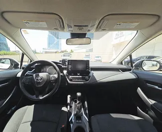 Wnętrze Toyota Corolla Sedan do wynajęcia w Gruzji. Doskonały samochód 5-osobowy. ✓ Skrzynia Automatyczna.