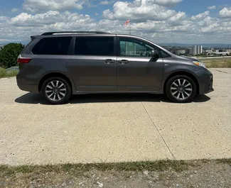 Toyota Sienna 2019 do wynajęcia w Tbilisi. Limit przebiegu 250 km/dzień.