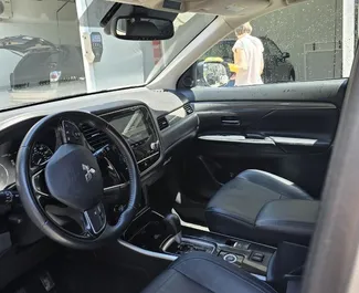 Wynajmij Mitsubishi Outlander 2019 w Gruzji. Paliwo: Benzyna. Moc:  KM ➤ Koszt od 120 GEL za dobę.
