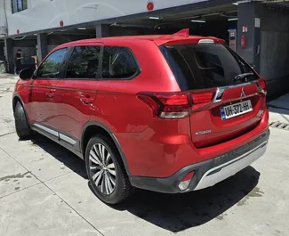 Wynajmij Mitsubishi Outlander 2019 w Gruzji. Paliwo: Benzyna. Moc:  KM ➤ Koszt od 120 GEL za dobę.