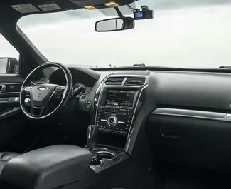 Wnętrze Ford Explorer do wynajęcia w Gruzji. Doskonały samochód 7-osobowy. ✓ Skrzynia Automatyczna.