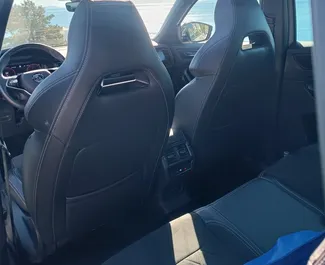 Wnętrze Skoda Kodiaq do wynajęcia w Czarnogórze. Doskonały samochód 7-osobowy. ✓ Skrzynia Automatyczna.