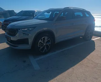 Wynajmij Skoda Kodiaq 2023 w Czarnogórze. Paliwo: Benzyna. Moc: 150 KM ➤ Koszt od 90 EUR za dobę.