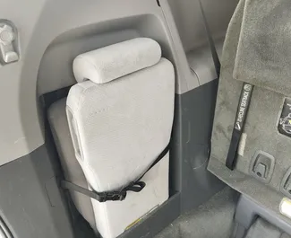 Wnętrze Toyota Sienna do wynajęcia w Gruzji. Doskonały samochód 8-osobowy. ✓ Skrzynia Automatyczna.