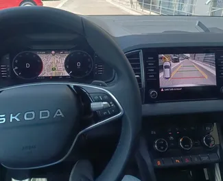 Wynajmij Skoda Karoq 2026 w Czarnogórze. Paliwo: Benzyna. Moc: 120 KM ➤ Koszt od 70 EUR za dobę.