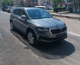 Wnętrze Skoda Karoq do wynajęcia w Czarnogórze. Doskonały samochód 5-osobowy. ✓ Skrzynia Automatyczna.