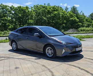 Wnętrze Toyota Prius do wynajęcia w Gruzji. Doskonały samochód 5-osobowy. ✓ Skrzynia Automatyczna.