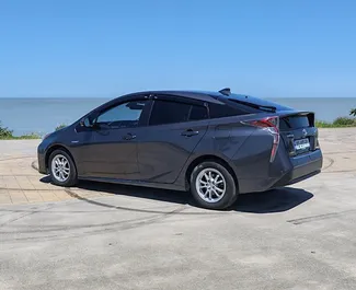 Wynajmij Toyota Prius 2017 w Gruzji. Paliwo: Hybryda. Moc: 121 KM ➤ Koszt od 74 GEL za dobę.