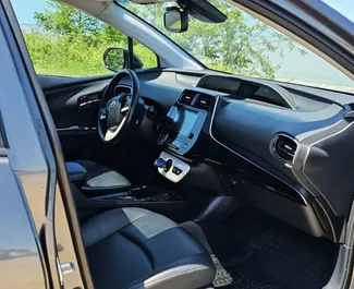 Toyota Prius – samochód kategorii Ekonomiczny, Komfort na wynajem w Gruzji ✓ Depozyt 270 GEL ✓ Ubezpieczenie: OC, CDW, Pasażerowie.