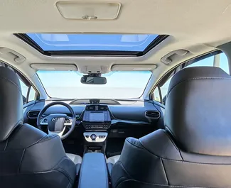 Toyota Prius 2017 do wynajęcia w Batumi. Limit przebiegu 300 km/dzień.