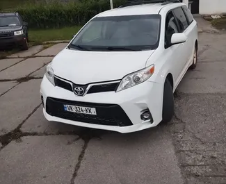 Wynajmij Toyota Sienna 2018 w Gruzji. Paliwo: Benzyna. Moc: 270 KM ➤ Koszt od 150 GEL za dobę.