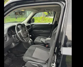 Jeep Patriot – samochód kategorii Komfort, SUV na wynajem w Gruzji ✓ Bez Depozytu ✓ Ubezpieczenie: OC, CDW, SCDW, FDW, Pasażerowie, Od Kradzieży, Bez Depozytu.