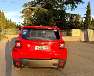 Wnętrze Jeep Renegade do wynajęcia w Gruzji. Doskonały samochód 5-osobowy. ✓ Skrzynia Automatyczna.